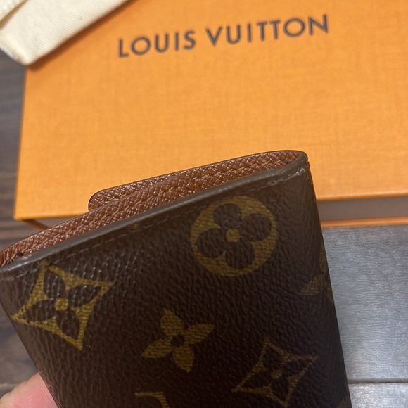 Authentic Louis Vuitton Monogrammed 6 Key Holder - Picture 12 of 13